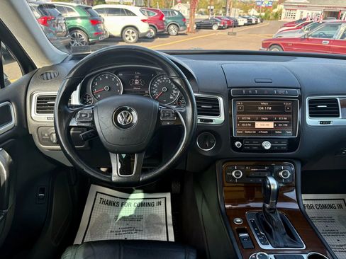 Used 2015 Volkswagen Touareg VR6 image 39