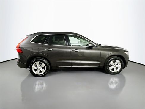 Used 2022 Volvo XC60 B5 Momentum w/ Climate Package image 7