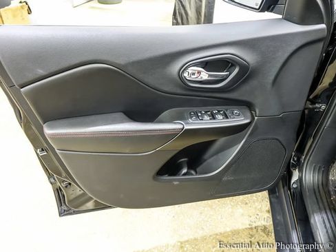 Used 2019 Jeep Cherokee Trailhawk AWD/4WD image 19