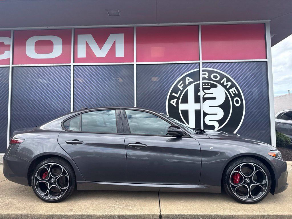 Used 2024 Alfa Romeo Giulia Ti w/ Active Assist Plus Package AWD/4WD image 4