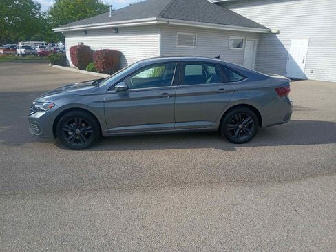 Used 2023 Volkswagen Jetta SE w/ Panoramic Sunroof Package image 2