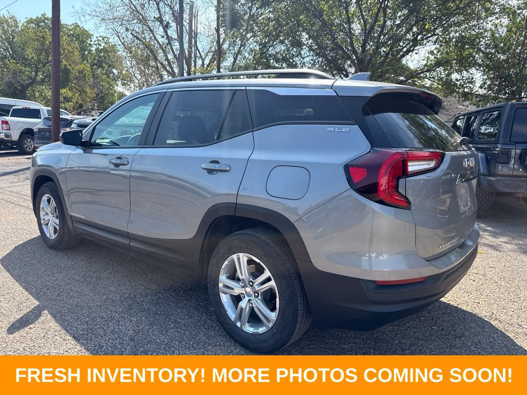 Used 2024 GMC Terrain SLE w/ Driver Convenience Package FWD image 4
