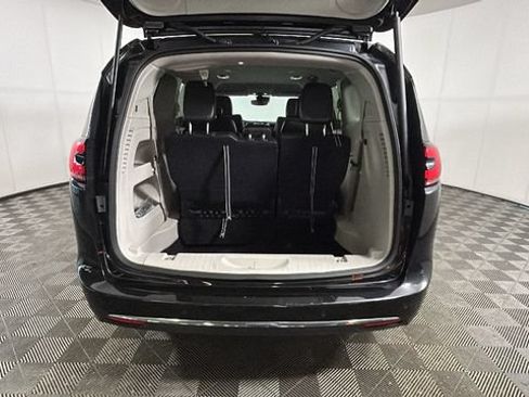 Used 2023 Chrysler Pacifica Touring-L FWD image 27