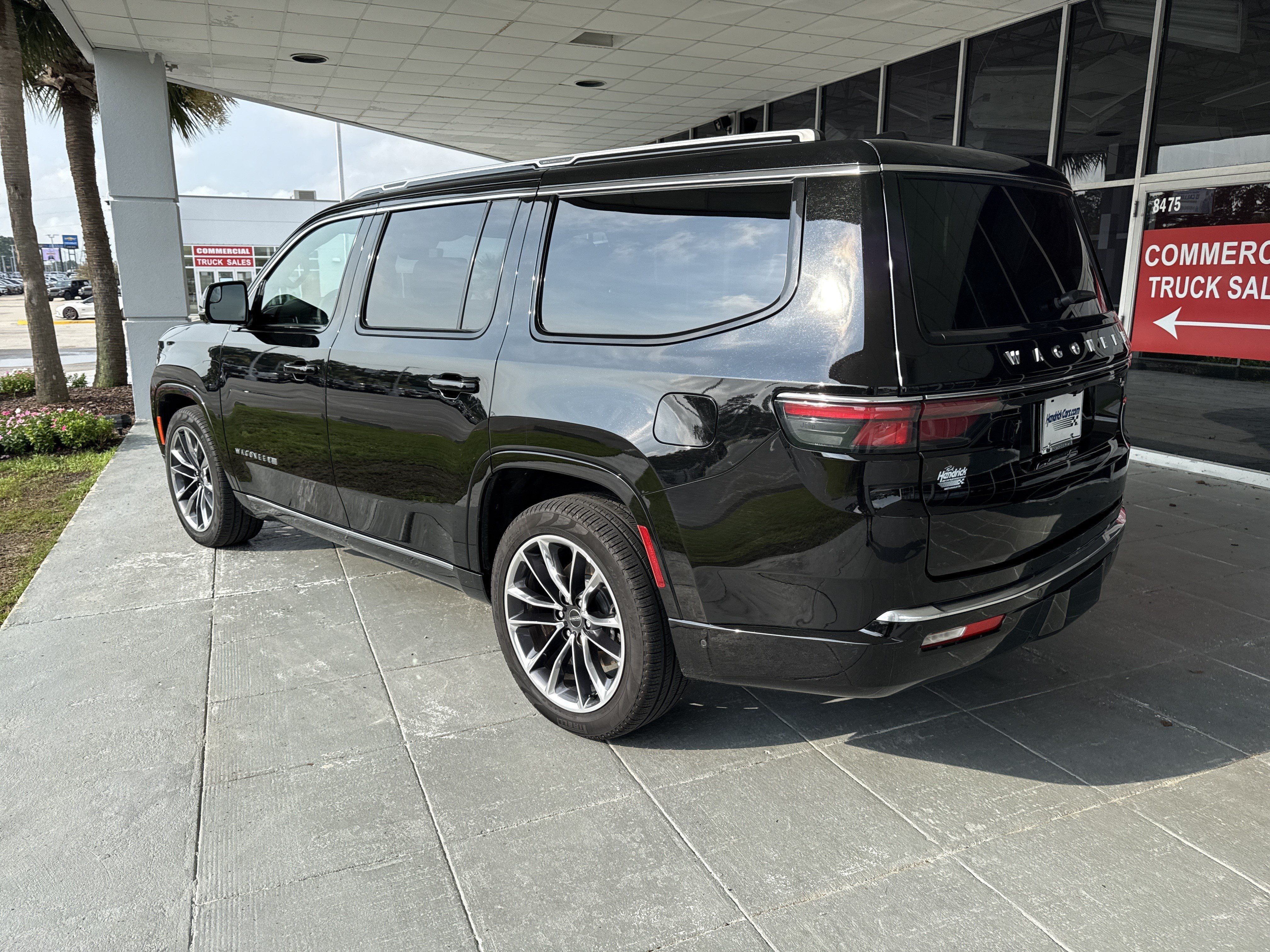 Used 2025 Jeep Wagoneer Series III w/ Premium Group I AWD/4WD image 15