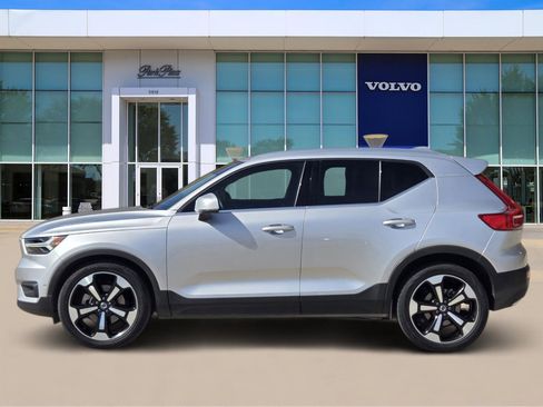 Used 2019 Volvo XC40 T4 Inscription image 3