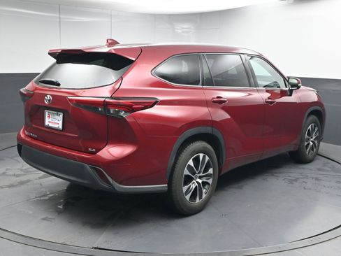 Certified 2022 Toyota Highlander XLE image 8