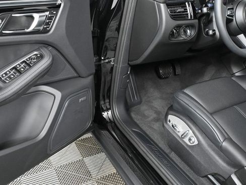 Certified 2025 Porsche Macan image 7