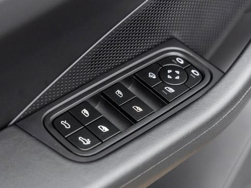 Certified 2025 Porsche Macan Electric image 20