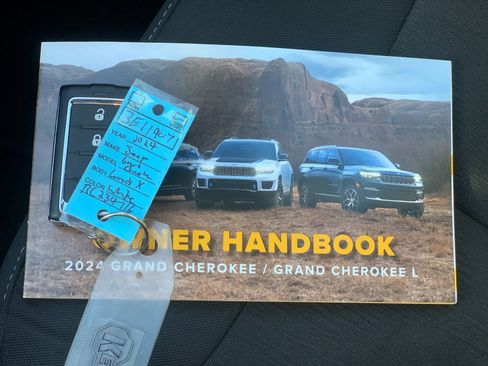 Used 2024 Jeep Grand Cherokee Laredo X image 10