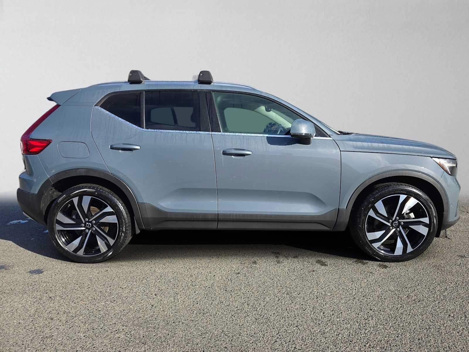 Certified 2023 Volvo XC40 B5 Ultimate w/ Protection Package Premier AWD/4WD image 3