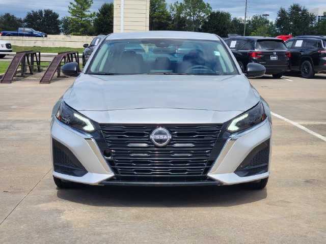 Used 2025 Nissan Altima 2.5 SV FWD image 2