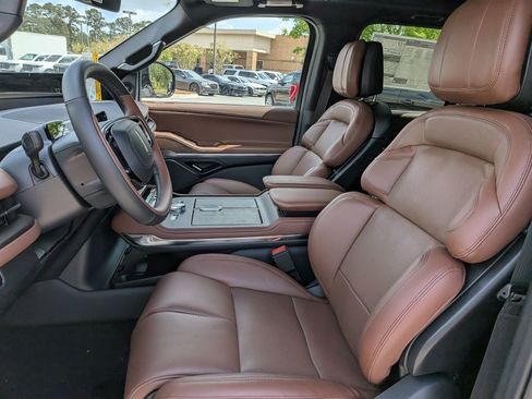 New 2026 Lincoln Navigator L Reserve AWD/4WD image 11