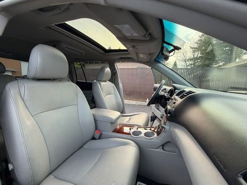 Used 2013 Toyota Highlander Limited image 30