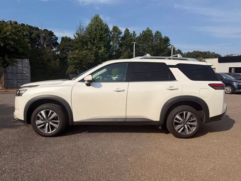 Used 2023 Nissan Pathfinder SL AWD/4WD image 2