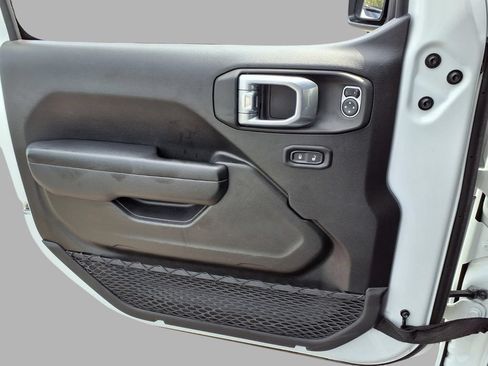 Used 2025 Jeep Wrangler Unlimited Rubicon AWD/4WD image 18