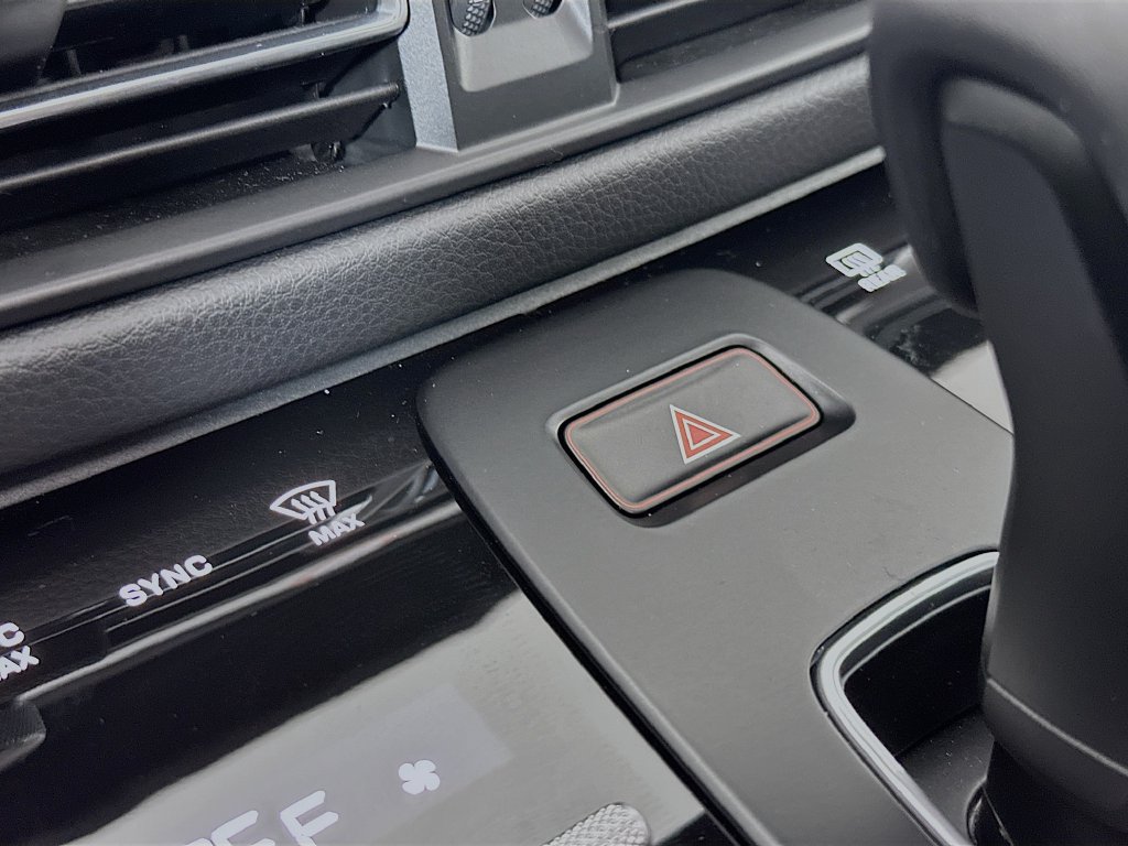 Certified 2025 Porsche Macan AWD/4WD image 18