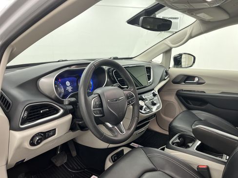 Used 2024 Chrysler Pacifica Touring-L FWD image 10