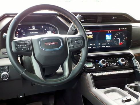Used 2025 GMC Sierra 2500 AT4 AWD/4WD image 12
