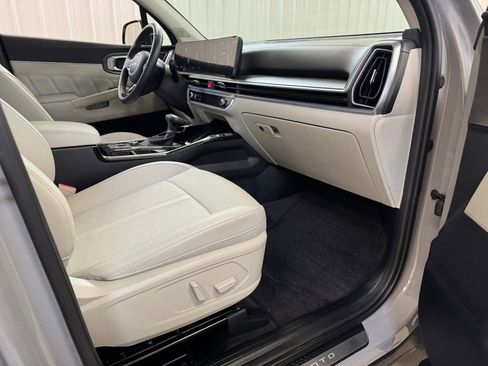 Used 2025 Kia Sorento SX image 26