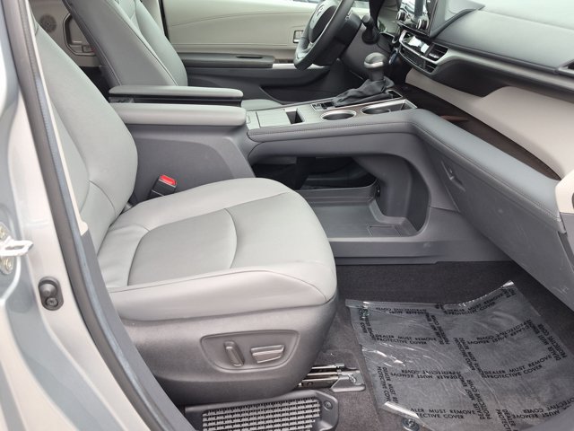 Used 2024 Toyota Sienna XLE FWD image 20