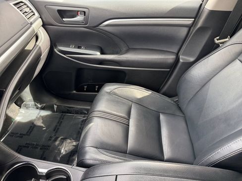 Used 2017 Toyota Highlander SE AWD/4WD image 30