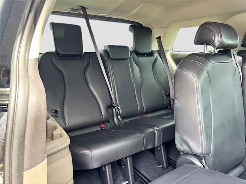 Used 2025 Kia Carnival FWD image 27