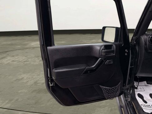Used 2015 Jeep Wrangler Unlimited Sahara AWD/4WD image 12