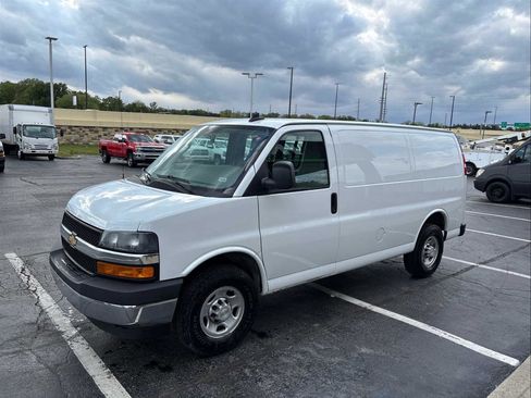 Used 2022 Chevrolet Express 2500 w/ Driver Convenience Package RWD image 4