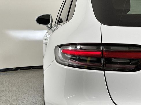 Certified 2022 Porsche Macan AWD/4WD image 16
