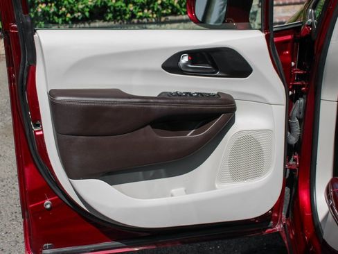 Used 2021 Chrysler Pacifica Touring w/ Uconnect Theater Family Group image 16