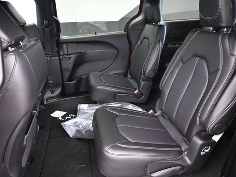 New 2027 Chrysler Pacifica Select FWD image 11