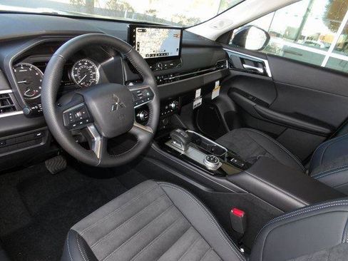 New 2025 Mitsubishi Outlander SE image 13