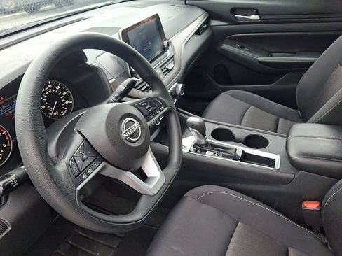 Used 2025 Nissan Altima 2.5 SV FWD image 25