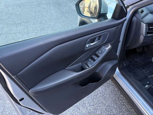 Used 2025 Nissan Rogue SV image 18