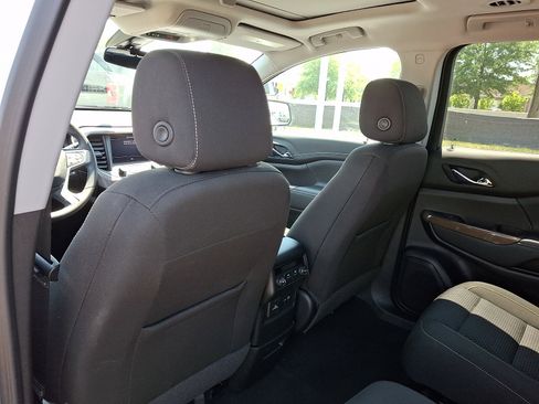 Used 2023 GMC Acadia SLE w/ Driver Convenience Package FWD image 13