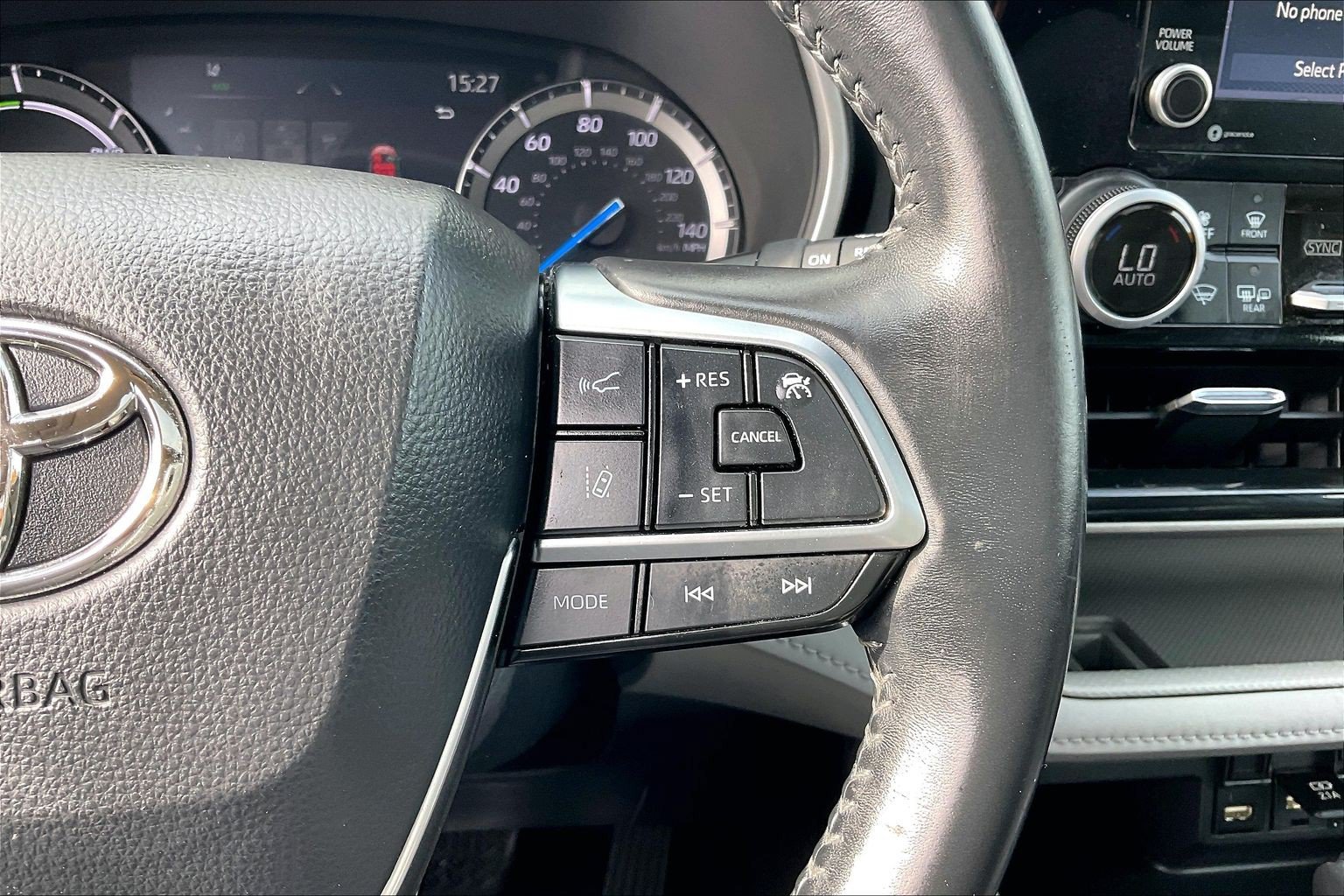 Used 2021 Toyota Highlander XLE AWD/4WD image 24
