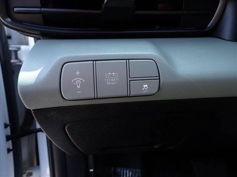 Used 2025 Hyundai Elantra Limited FWD image 14