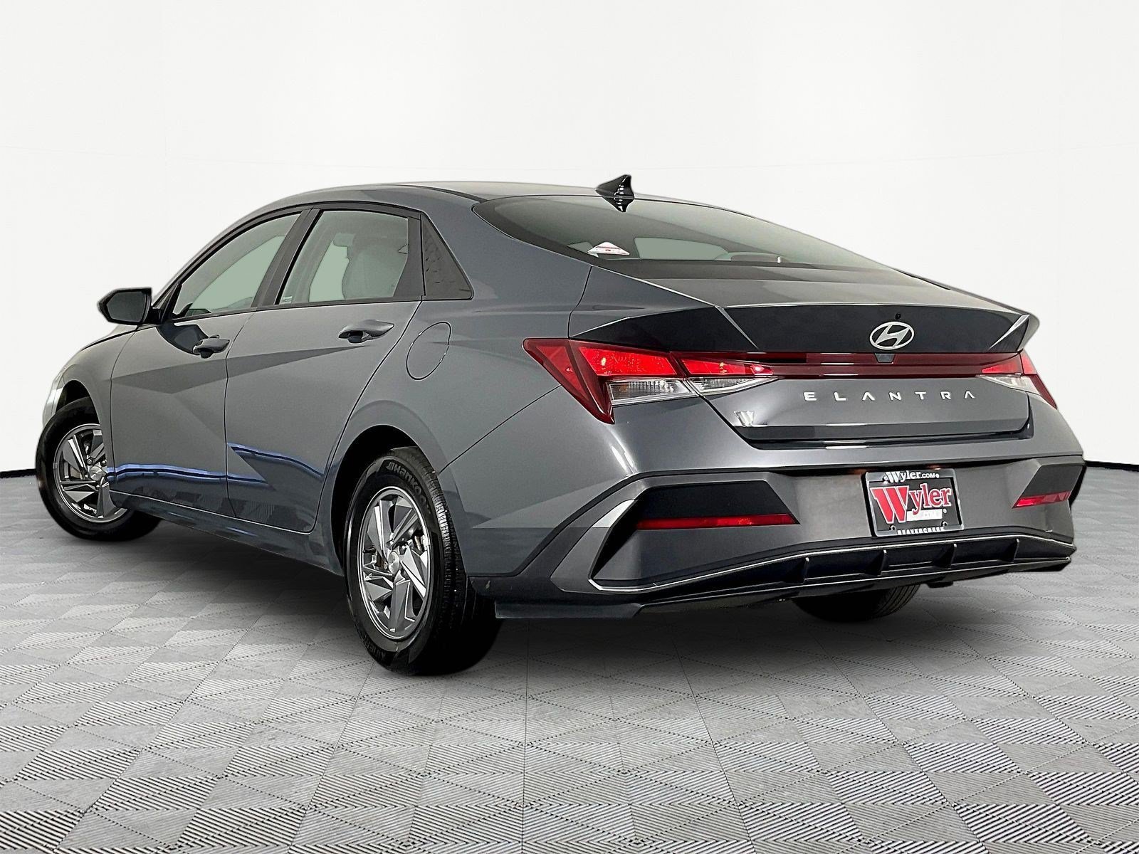 Used 2024 Hyundai Elantra SE FWD image 4