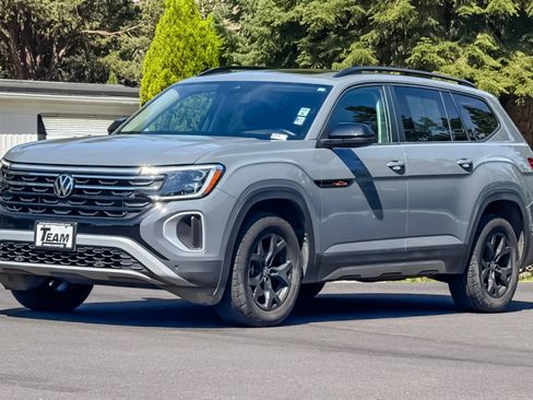 Used 2024 Volkswagen Atlas Peak Edition SEL AWD/4WD image 9