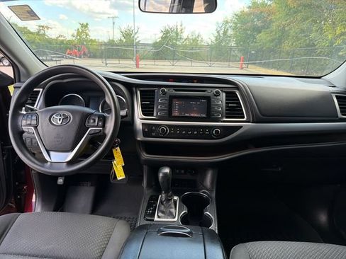 Used 2019 Toyota Highlander LE FWD image 15