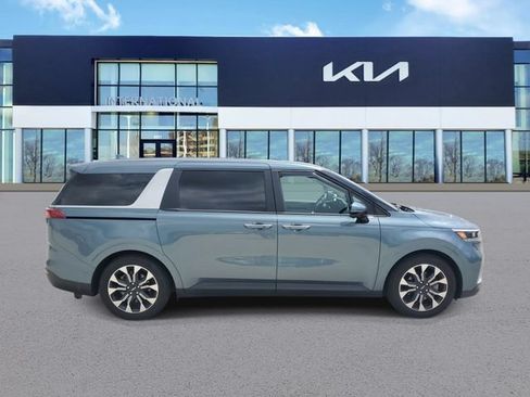 Used 2024 Kia Carnival EX FWD image 3