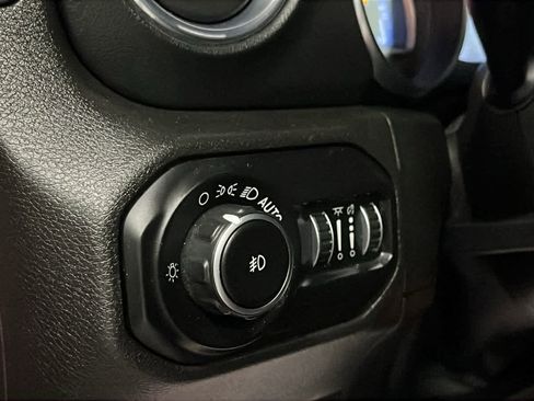 Used 2018 Jeep Wrangler Unlimited Sahara AWD/4WD image 23