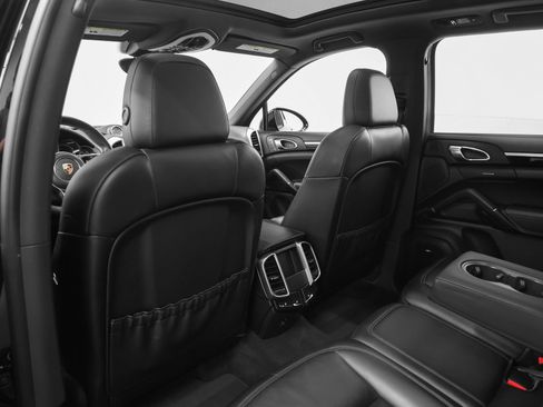 Certified 2018 Porsche Cayenne Platinum Edition image 43