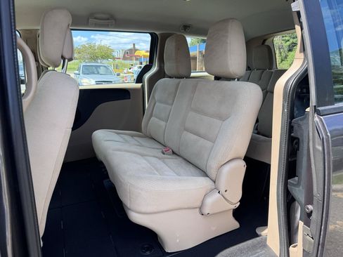 Used 2015 Dodge Grand Caravan American Value Package w/ UConnect Hands-Free Group FWD image 11