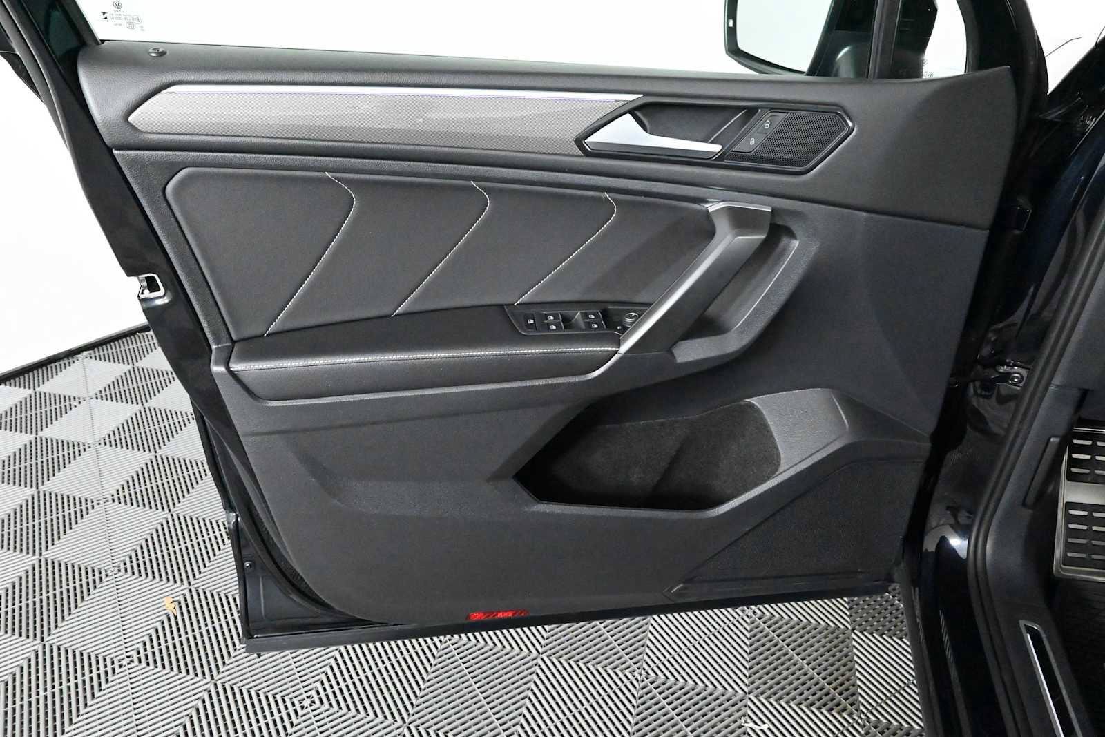 Certified 2023 Volkswagen Tiguan SE R-Line FWD image 18