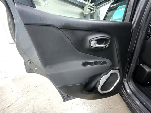 Used 2018 Jeep Renegade Latitude w/ Cold Weather Group image 18