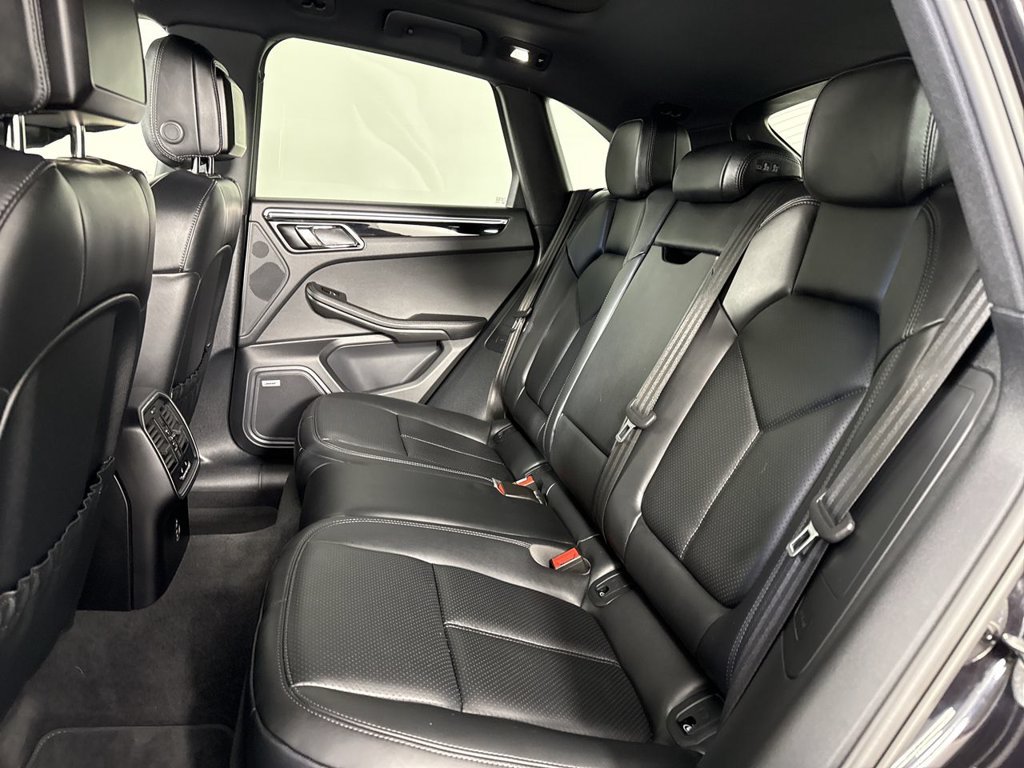 Certified 2024 Porsche Macan S AWD/4WD image 22