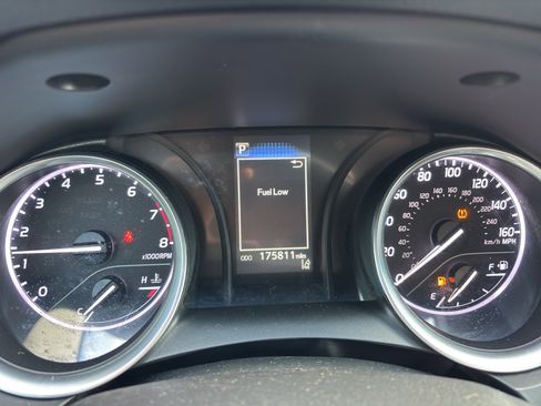 Used 2018 Toyota Camry LE image 8