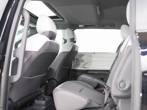 Used 2024 Toyota Sienna XSE FWD image 19