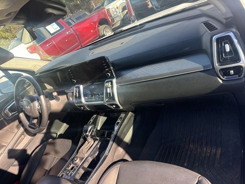 Used 2022 Kia Sorento SX image 12